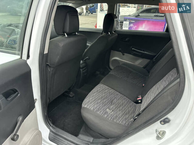 Белый Киа Сид, объемом двигателя 1.58 л и пробегом 381 тыс. км за 5200 $, фото 7 на Automoto.ua