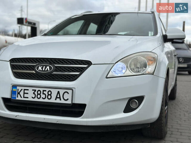 Белый Киа Сид, объемом двигателя 1.58 л и пробегом 381 тыс. км за 5200 $, фото 2 на Automoto.ua