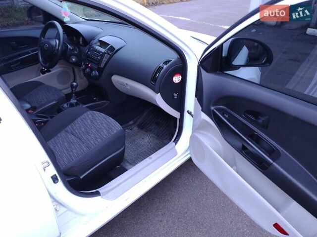 Белый Киа Сид, объемом двигателя 1.6 л и пробегом 230 тыс. км за 4999 $, фото 8 на Automoto.ua