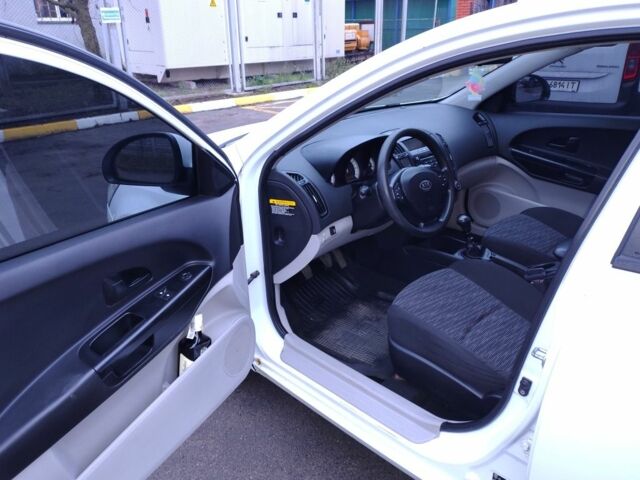 Белый Киа Сид, объемом двигателя 1.6 л и пробегом 230 тыс. км за 4999 $, фото 4 на Automoto.ua