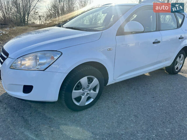 Белый Киа Сид, объемом двигателя 1.58 л и пробегом 307 тыс. км за 4950 $, фото 1 на Automoto.ua