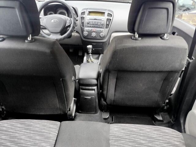 Белый Киа Сид, объемом двигателя 1.6 л и пробегом 380 тыс. км за 5700 $, фото 6 на Automoto.ua