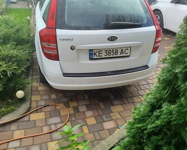 Белый Киа Сид, объемом двигателя 1.6 л и пробегом 380 тыс. км за 5700 $, фото 3 на Automoto.ua