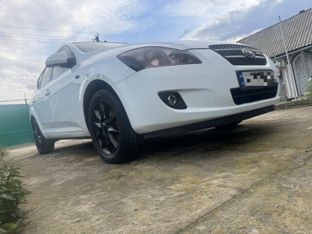 Белый Киа Сид, объемом двигателя 1.6 л и пробегом 386 тыс. км за 4800 $, фото 3 на Automoto.ua