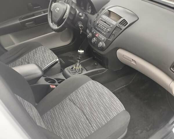 Белый Киа Сид, объемом двигателя 1.6 л и пробегом 380 тыс. км за 5700 $, фото 9 на Automoto.ua