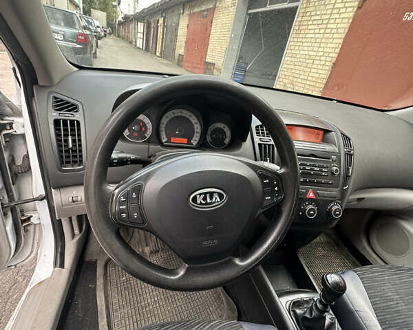 Белый Киа Сид, объемом двигателя 1.6 л и пробегом 315 тыс. км за 4900 $, фото 12 на Automoto.ua