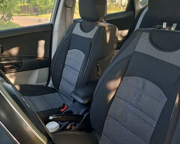 Белый Киа Сид, объемом двигателя 1.58 л и пробегом 290 тыс. км за 6200 $, фото 5 на Automoto.ua