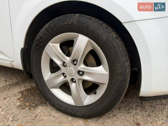 Білий Кіа Сід, об'ємом двигуна 1.4 л та пробігом 250 тис. км за 6400 $, фото 3 на Automoto.ua