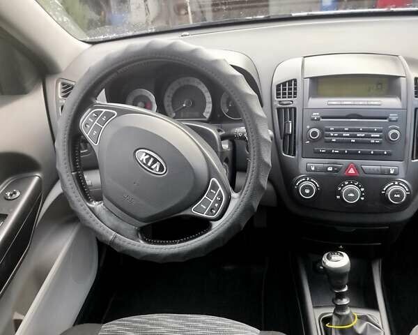 Белый Киа Сид, объемом двигателя 1.6 л и пробегом 380 тыс. км за 5700 $, фото 4 на Automoto.ua