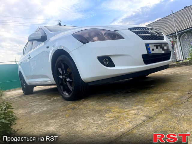 Белый Киа Сид, объемом двигателя 1.6 л и пробегом 386 тыс. км за 5000 $, фото 1 на Automoto.ua