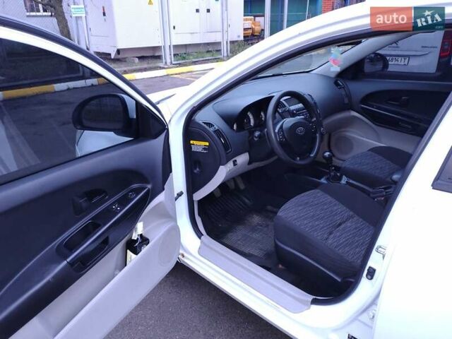 Белый Киа Сид, объемом двигателя 1.6 л и пробегом 230 тыс. км за 4999 $, фото 6 на Automoto.ua