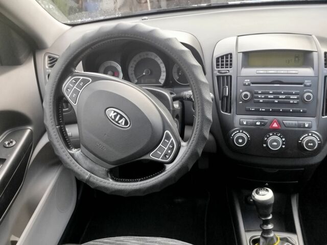 Белый Киа Сид, объемом двигателя 1.6 л и пробегом 380 тыс. км за 5700 $, фото 2 на Automoto.ua