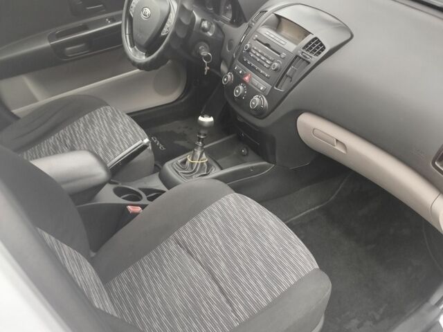 Белый Киа Сид, объемом двигателя 1.6 л и пробегом 380 тыс. км за 5700 $, фото 7 на Automoto.ua