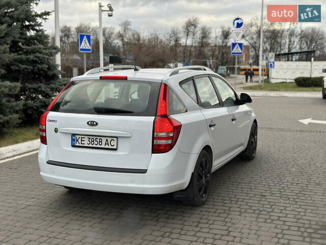 Белый Киа Сид, объемом двигателя 1.58 л и пробегом 381 тыс. км за 5200 $, фото 4 на Automoto.ua