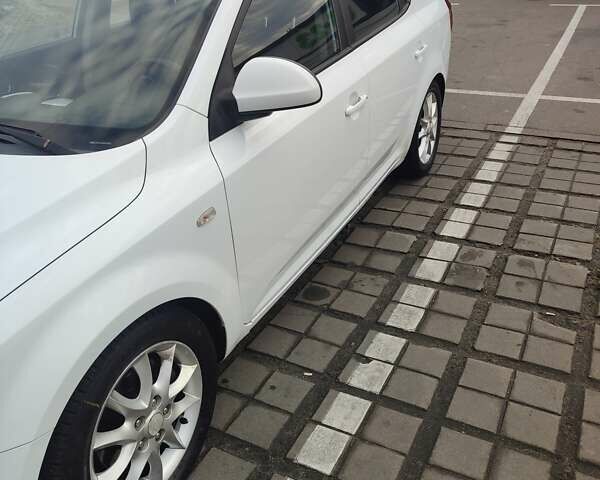Белый Киа Сид, объемом двигателя 1.58 л и пробегом 330 тыс. км за 5000 $, фото 4 на Automoto.ua