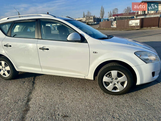 Белый Киа Сид, объемом двигателя 1.58 л и пробегом 307 тыс. км за 4950 $, фото 12 на Automoto.ua