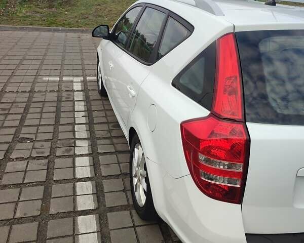 Белый Киа Сид, объемом двигателя 1.58 л и пробегом 330 тыс. км за 5000 $, фото 5 на Automoto.ua