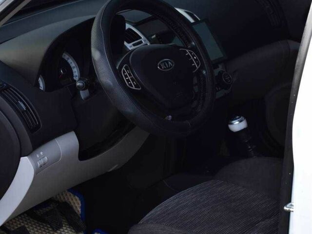 Белый Киа Сид, объемом двигателя 1.4 л и пробегом 252 тыс. км за 5499 $, фото 7 на Automoto.ua