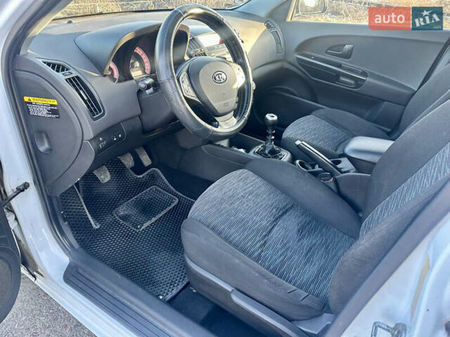 Белый Киа Сид, объемом двигателя 1.58 л и пробегом 307 тыс. км за 4950 $, фото 2 на Automoto.ua