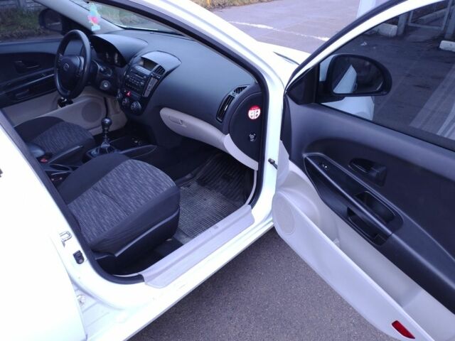 Белый Киа Сид, объемом двигателя 1.6 л и пробегом 230 тыс. км за 4999 $, фото 7 на Automoto.ua