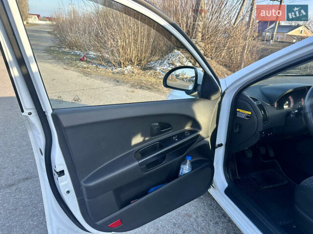 Белый Киа Сид, объемом двигателя 1.58 л и пробегом 307 тыс. км за 4950 $, фото 3 на Automoto.ua