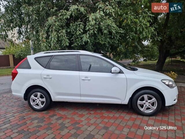 Белый Киа Сид, объемом двигателя 1.59 л и пробегом 227 тыс. км за 5999 $, фото 7 на Automoto.ua