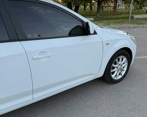Белый Киа Сид, объемом двигателя 1.6 л и пробегом 222 тыс. км за 7500 $, фото 15 на Automoto.ua