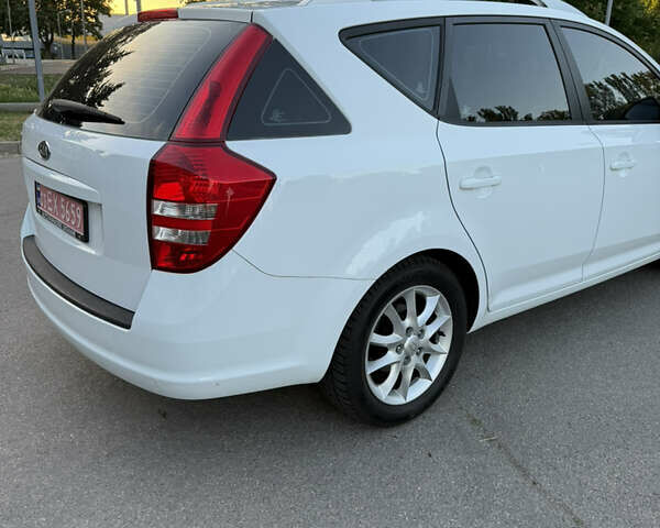 Белый Киа Сид, объемом двигателя 1.6 л и пробегом 222 тыс. км за 7500 $, фото 16 на Automoto.ua