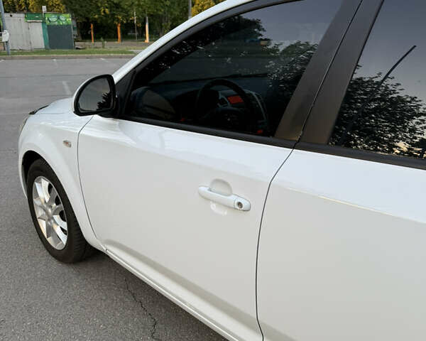 Белый Киа Сид, объемом двигателя 1.6 л и пробегом 222 тыс. км за 7500 $, фото 13 на Automoto.ua