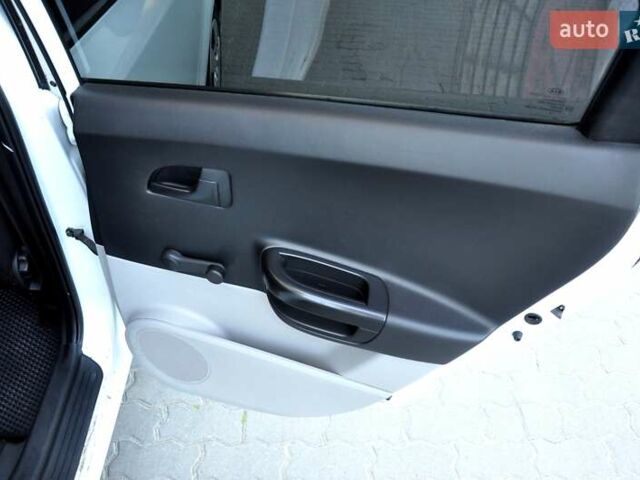 Білий Кіа Сід, об'ємом двигуна 1.4 л та пробігом 221 тис. км за 4800 $, фото 22 на Automoto.ua