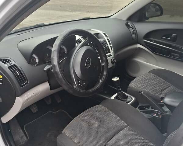 Белый Киа Сид, объемом двигателя 1.4 л и пробегом 260 тыс. км за 5300 $, фото 1 на Automoto.ua