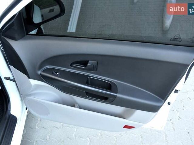 Білий Кіа Сід, об'ємом двигуна 1.4 л та пробігом 221 тис. км за 4800 $, фото 25 на Automoto.ua