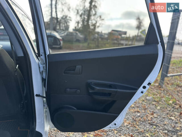 Белый Киа Сид, объемом двигателя 1.6 л и пробегом 193 тыс. км за 5500 $, фото 42 на Automoto.ua