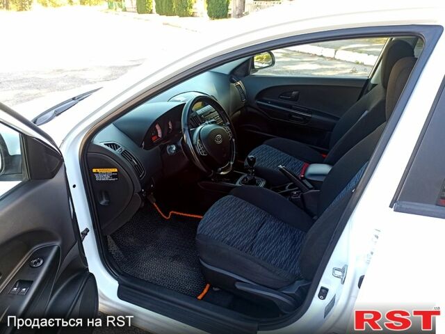 Белый Киа Сид, объемом двигателя 1.6 л и пробегом 191 тыс. км за 5200 $, фото 8 на Automoto.ua