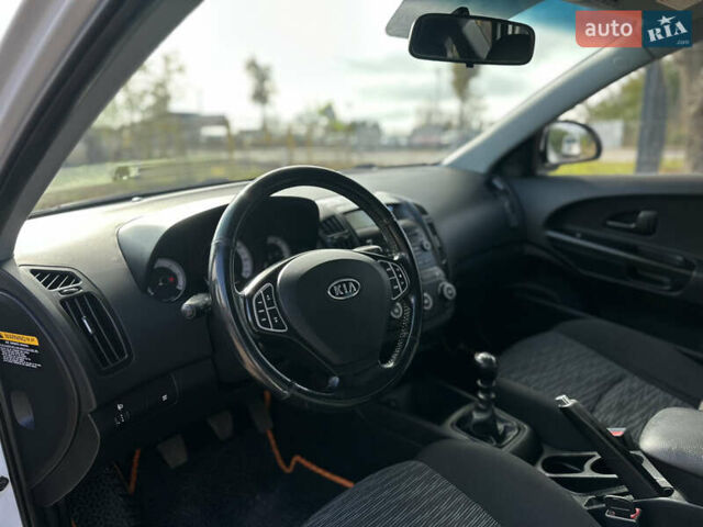 Белый Киа Сид, объемом двигателя 1.6 л и пробегом 193 тыс. км за 5500 $, фото 24 на Automoto.ua