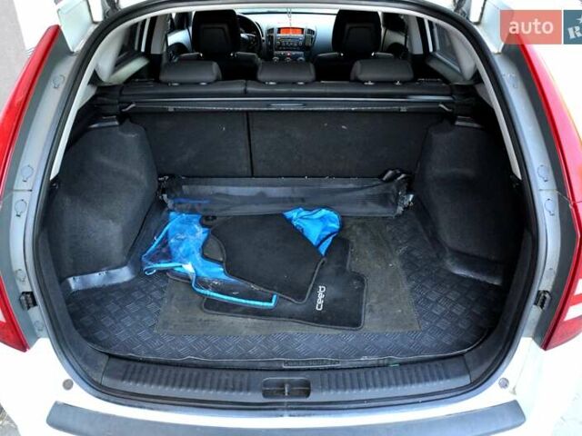 Білий Кіа Сід, об'ємом двигуна 1.4 л та пробігом 221 тис. км за 4800 $, фото 21 на Automoto.ua