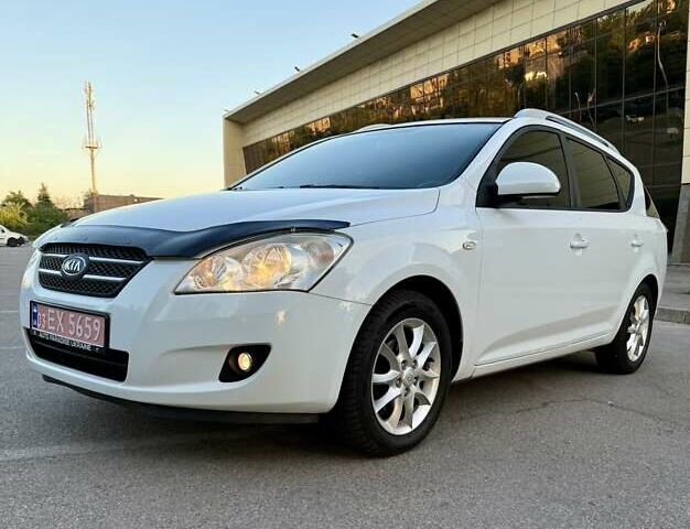 Белый Киа Сид, объемом двигателя 1.6 л и пробегом 222 тыс. км за 7500 $, фото 9 на Automoto.ua
