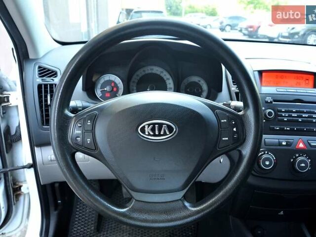 Білий Кіа Сід, об'ємом двигуна 1.4 л та пробігом 221 тис. км за 4800 $, фото 31 на Automoto.ua
