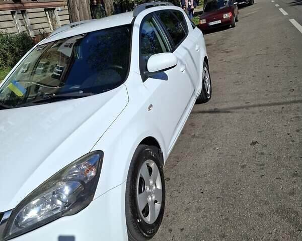 Белый Киа Сид, объемом двигателя 1.6 л и пробегом 281 тыс. км за 5800 $, фото 3 на Automoto.ua