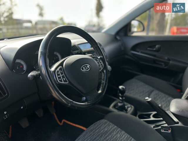 Белый Киа Сид, объемом двигателя 1.6 л и пробегом 193 тыс. км за 5500 $, фото 25 на Automoto.ua