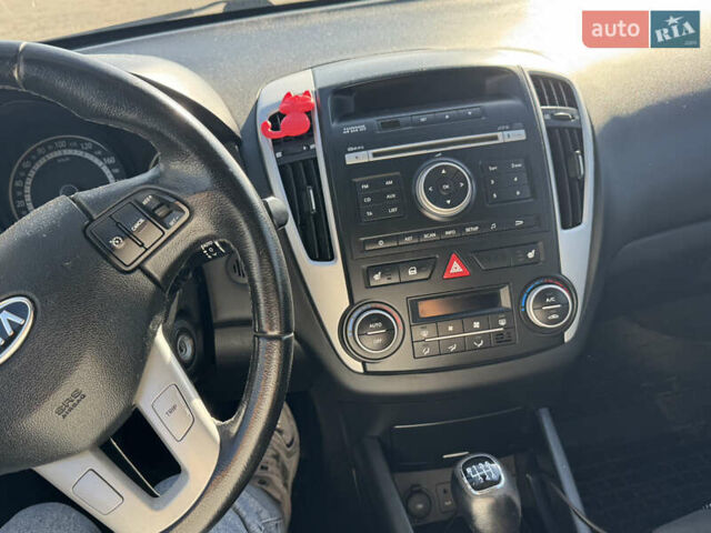 Белый Киа Сид, объемом двигателя 1.6 л и пробегом 286 тыс. км за 6800 $, фото 11 на Automoto.ua