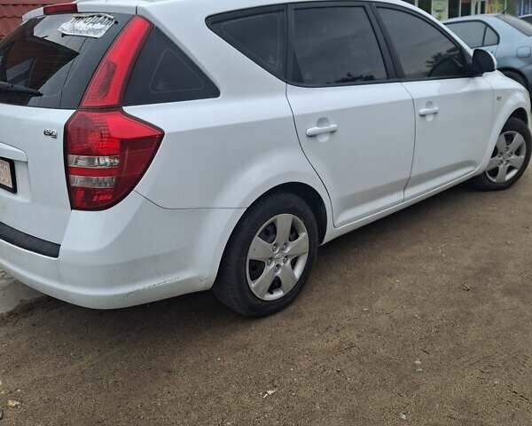 Белый Киа Сид, объемом двигателя 1.4 л и пробегом 260 тыс. км за 5300 $, фото 10 на Automoto.ua
