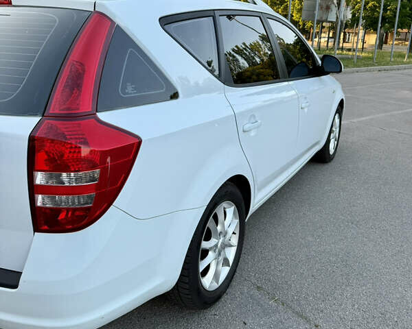 Белый Киа Сид, объемом двигателя 1.6 л и пробегом 222 тыс. км за 7500 $, фото 7 на Automoto.ua