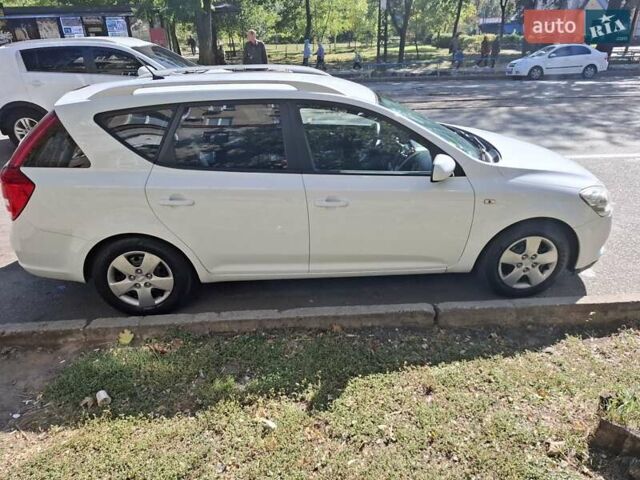 Белый Киа Сид, объемом двигателя 1.6 л и пробегом 281 тыс. км за 5800 $, фото 7 на Automoto.ua