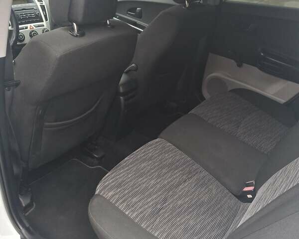 Белый Киа Сид, объемом двигателя 1.4 л и пробегом 260 тыс. км за 5300 $, фото 8 на Automoto.ua