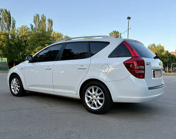 Белый Киа Сид, объемом двигателя 1.6 л и пробегом 222 тыс. км за 7500 $, фото 4 на Automoto.ua