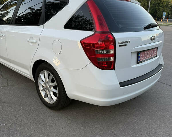 Белый Киа Сид, объемом двигателя 1.6 л и пробегом 222 тыс. км за 7500 $, фото 14 на Automoto.ua