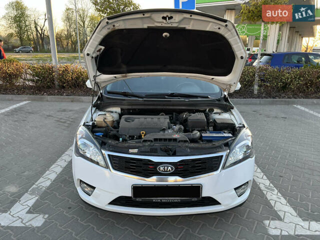 Білий Кіа Сід, об'ємом двигуна 1.6 л та пробігом 240 тис. км за 7600 $, фото 13 на Automoto.ua