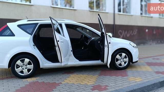 Белый Киа Сид, объемом двигателя 1.4 л и пробегом 223 тыс. км за 5650 $, фото 18 на Automoto.ua