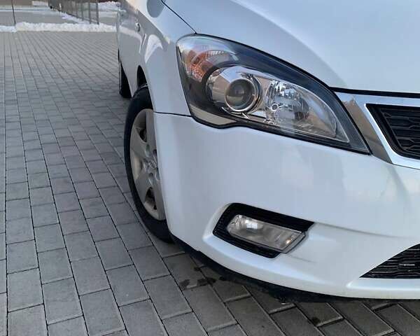 Белый Киа Сид, объемом двигателя 1.6 л и пробегом 288 тыс. км за 6000 $, фото 12 на Automoto.ua